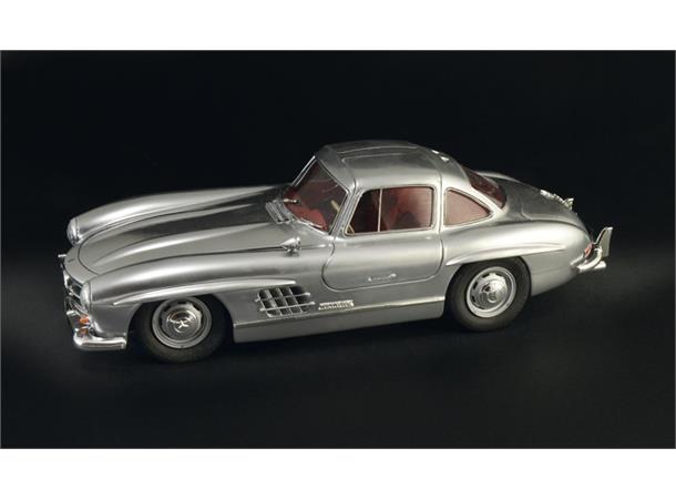 Italeri 1:16  Mercedes Benz 300 SL Gull