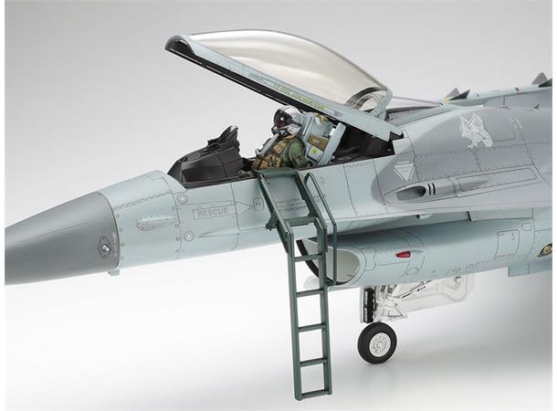 Tamiya F-16CJ Block 50 1/32 plastbyggesett