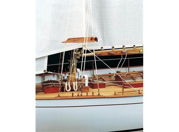 Dorade Racing Yacht 1:20 Amati byggesett i tre