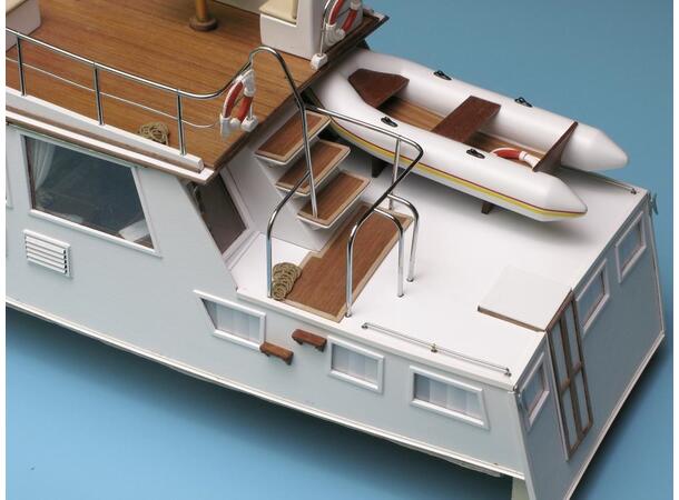 Amati Grand Banks  1:20 80cm lang byggesett i tre og plast