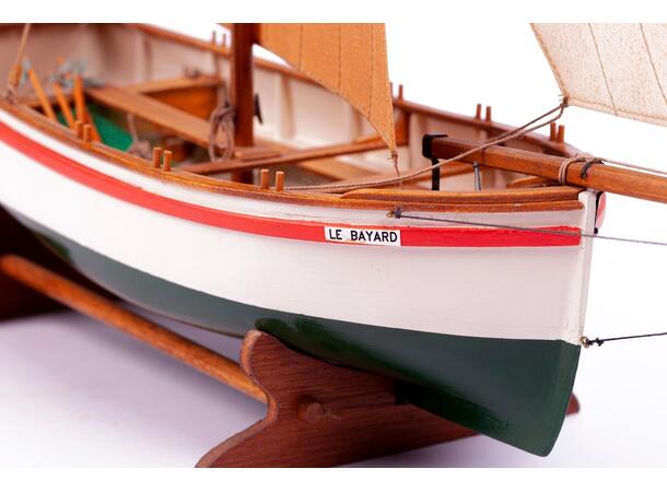 Billing Boats Le Bayard 1:30 tre skrog