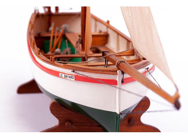 Billing Boats Le Bayard 1:30 tre skrog