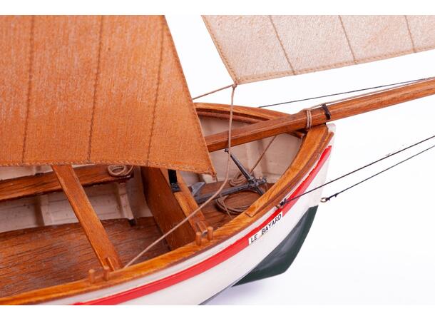 Billing Boats Le Bayard 1:30 tre skrog