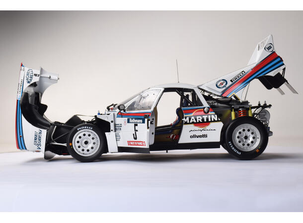 IXO Lancia 037  1:8 56,8 cm lang
