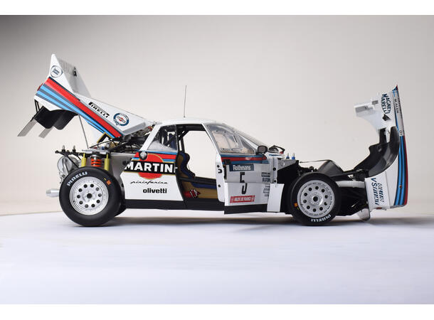 IXO Lancia 037  1:8 56,8 cm lang