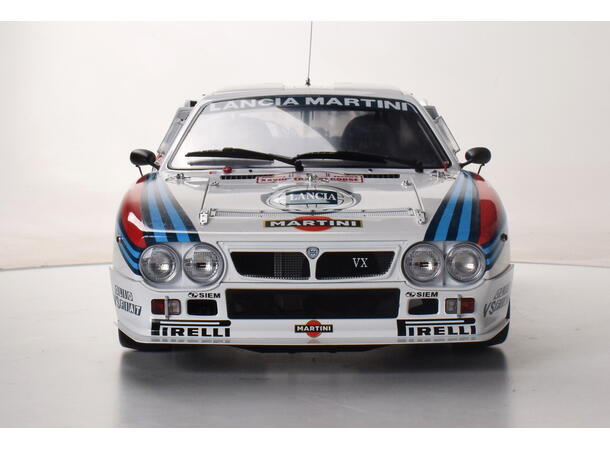 IXO Lancia 037  1:8 56,8 cm lang