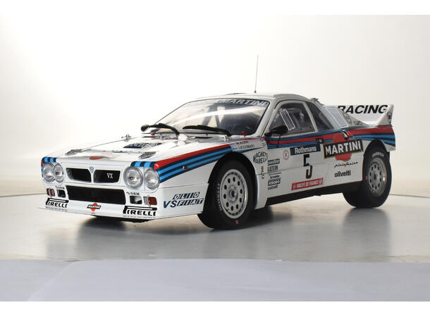 IXO Lancia 037  1:8 56,8 cm lang