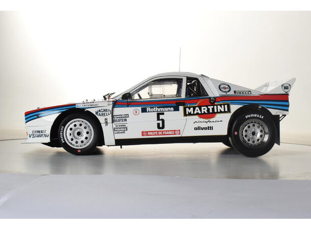 IXO Lancia 037  1:8 56,8 cm lang