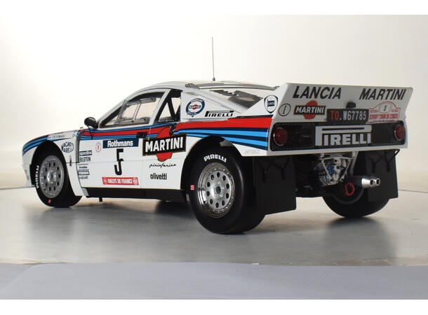 IXO Lancia 037  1:8 56,8 cm lang