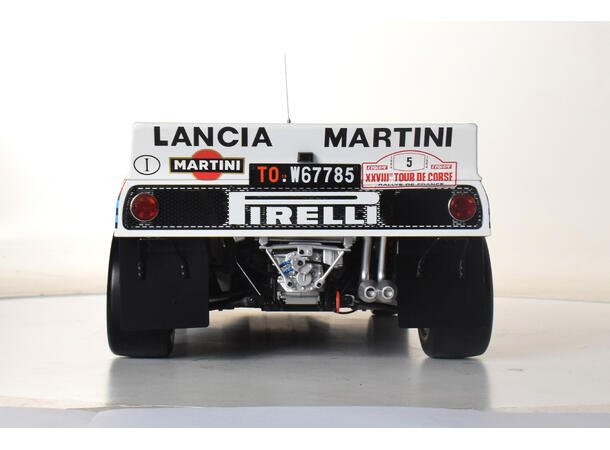 IXO Lancia 037  1:8 56,8 cm lang