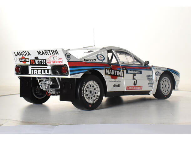 IXO Lancia 037  1:8 56,8 cm lang