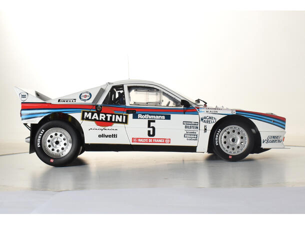 IXO Lancia 037  1:8 56,8 cm lang