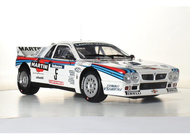 IXO Lancia 037  1:8 56,8 cm lang