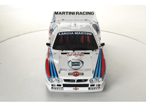 IXO Lancia 037  1:8 56,8 cm lang