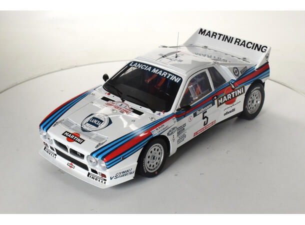 IXO Lancia 037  1:8 56,8 cm lang