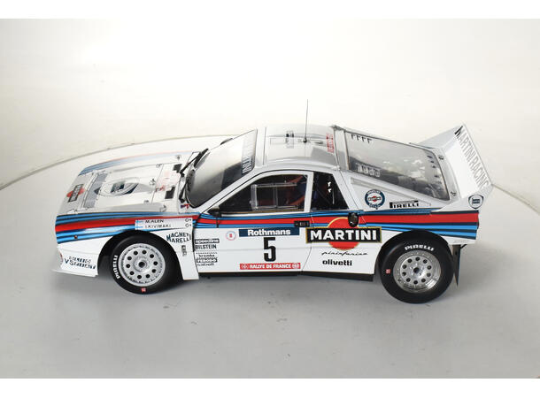 IXO Lancia 037  1:8 56,8 cm lang