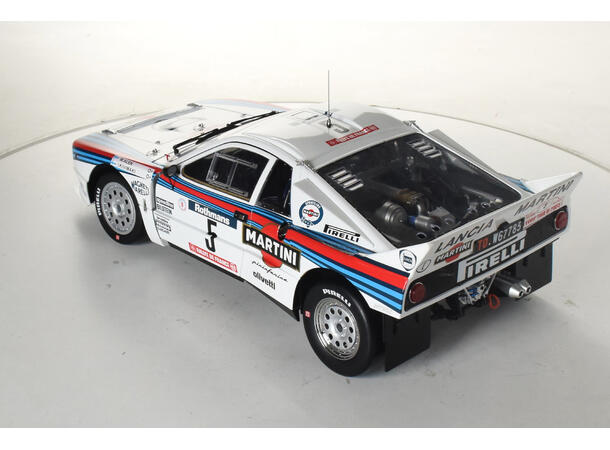 IXO Lancia 037  1:8 56,8 cm lang