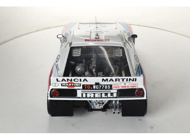 IXO Lancia 037  1:8 56,8 cm lang