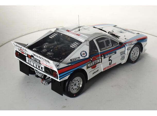 IXO Lancia 037  1:8 56,8 cm lang