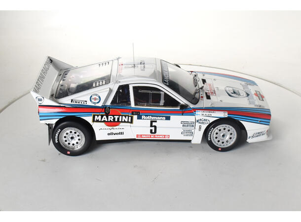IXO Lancia 037  1:8 56,8 cm lang