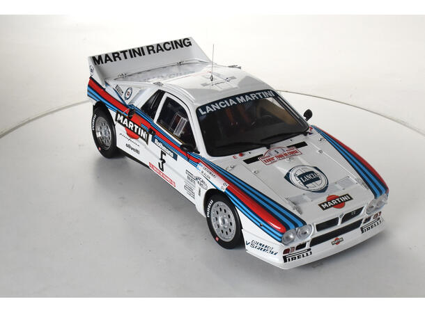 IXO Lancia 037  1:8 56,8 cm lang