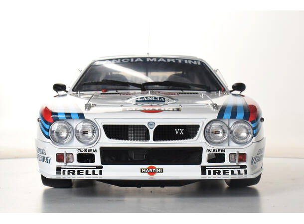 IXO Lancia 037  1:8 56,8 cm lang