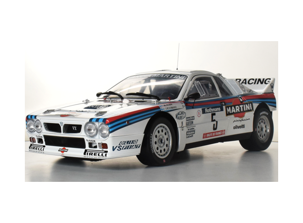 IXO Lancia 037  1:8 56,8 cm lang