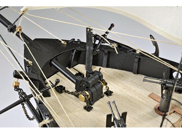 Hunter Q-Ship 1:60 Amati byggesett i tre